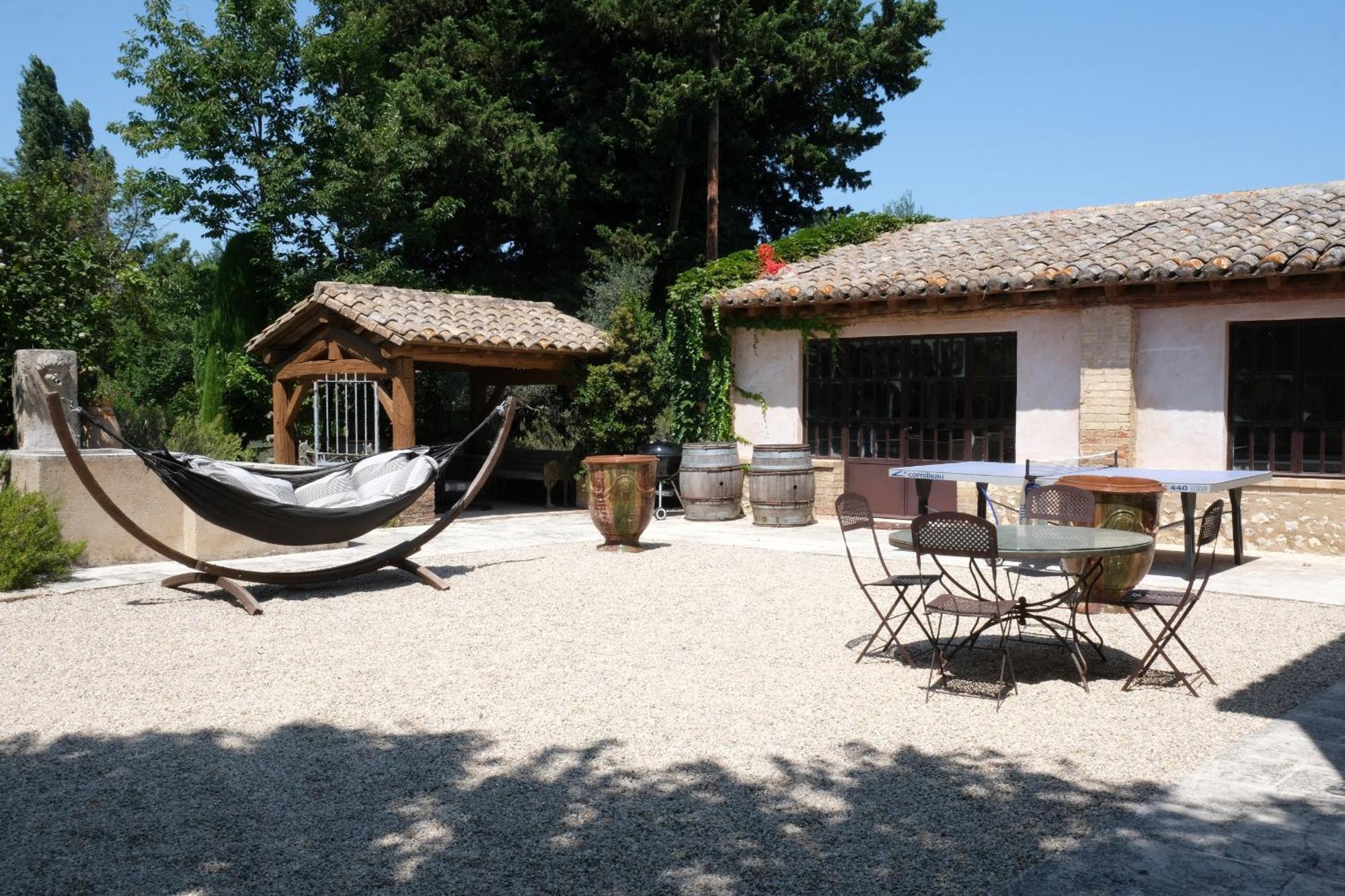 Superbe Mas Provençal 600m2 avec une Superbe Piscine Chauffée et très grand jardin 9000m2, situé au cœur du Luberon en campagne proche de L'Isle sur la Sorgue, 12 personnes, LS2-17 FIGNOULADO Clavaillan Exterior foto