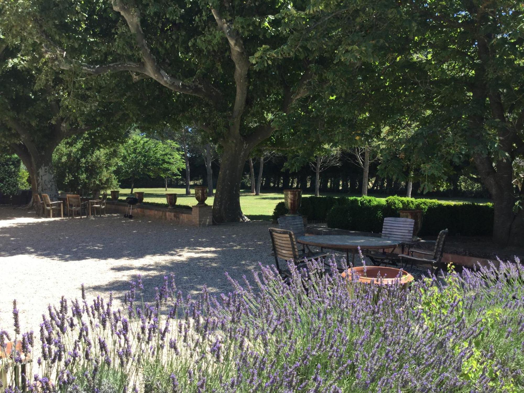 Superbe Mas Provençal 600m2 avec une Superbe Piscine Chauffée et très grand jardin 9000m2, situé au cœur du Luberon en campagne proche de L'Isle sur la Sorgue, 12 personnes, LS2-17 FIGNOULADO Clavaillan Exterior foto