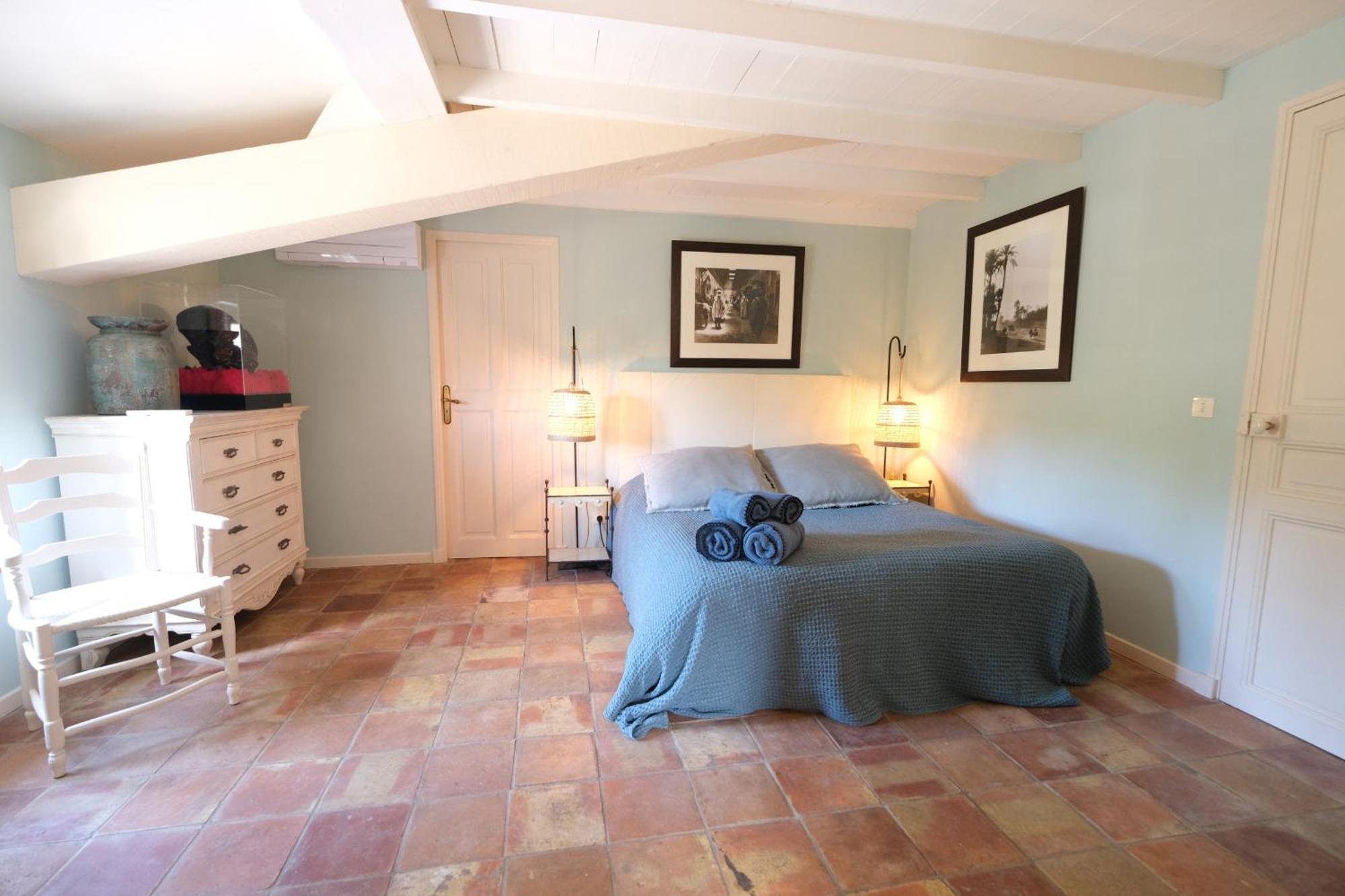 Superbe Mas Provençal 600m2 avec une Superbe Piscine Chauffée et très grand jardin 9000m2, situé au cœur du Luberon en campagne proche de L'Isle sur la Sorgue, 12 personnes, LS2-17 FIGNOULADO Clavaillan Exterior foto