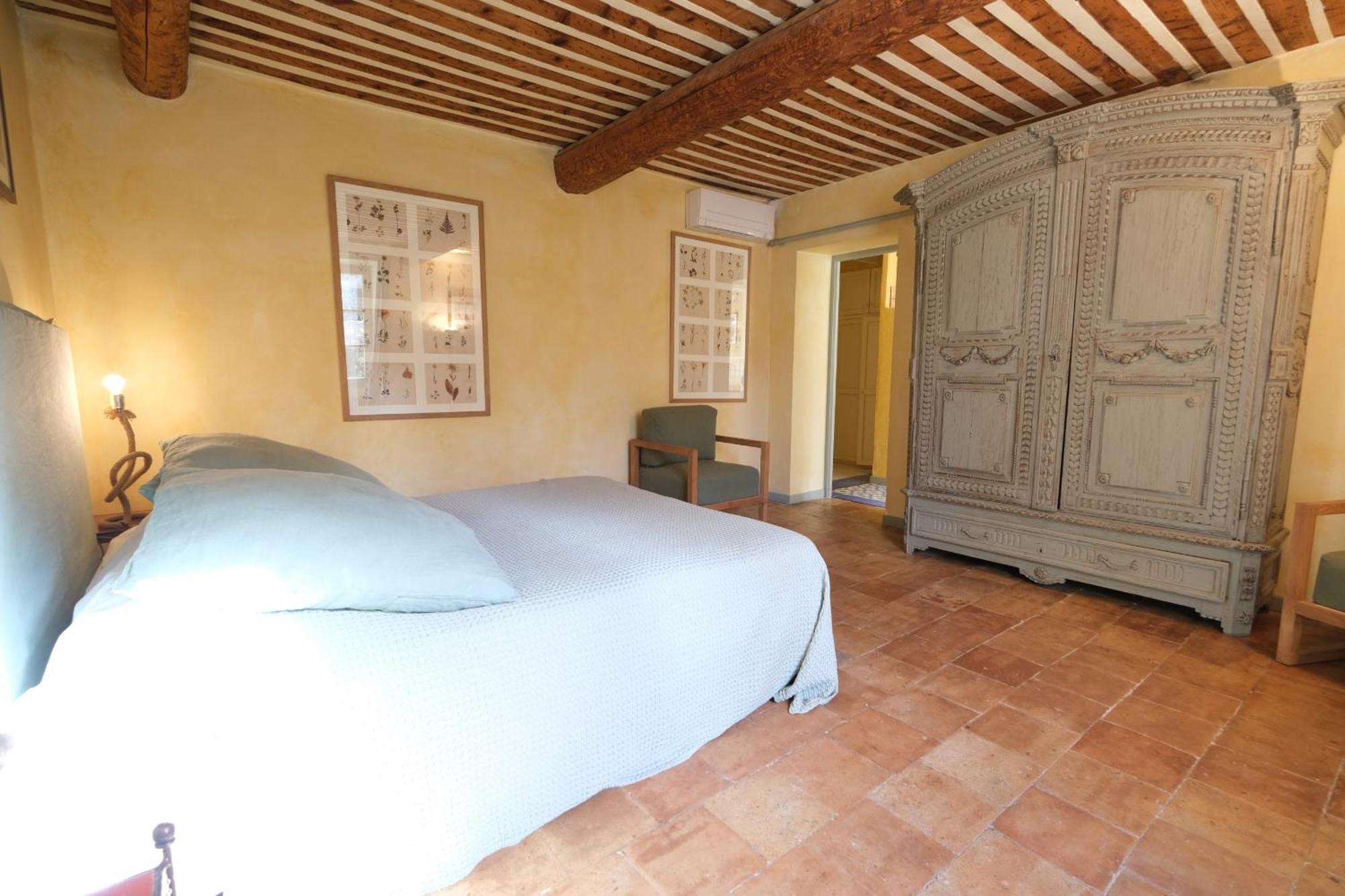Superbe Mas Provençal 600m2 avec une Superbe Piscine Chauffée et très grand jardin 9000m2, situé au cœur du Luberon en campagne proche de L'Isle sur la Sorgue, 12 personnes, LS2-17 FIGNOULADO Clavaillan Exterior foto