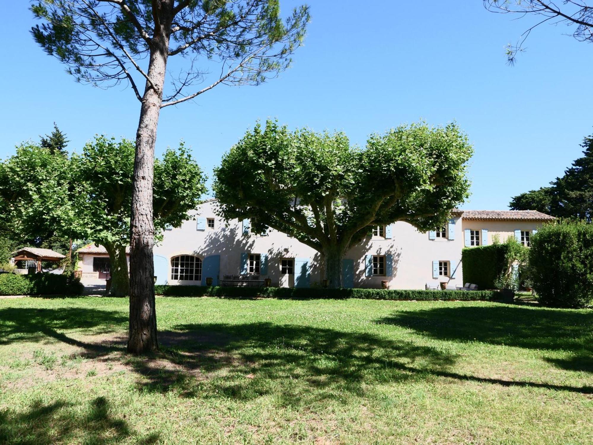 Superbe Mas Provençal 600m2 avec une Superbe Piscine Chauffée et très grand jardin 9000m2, situé au cœur du Luberon en campagne proche de L'Isle sur la Sorgue, 12 personnes, LS2-17 FIGNOULADO Clavaillan Exterior foto