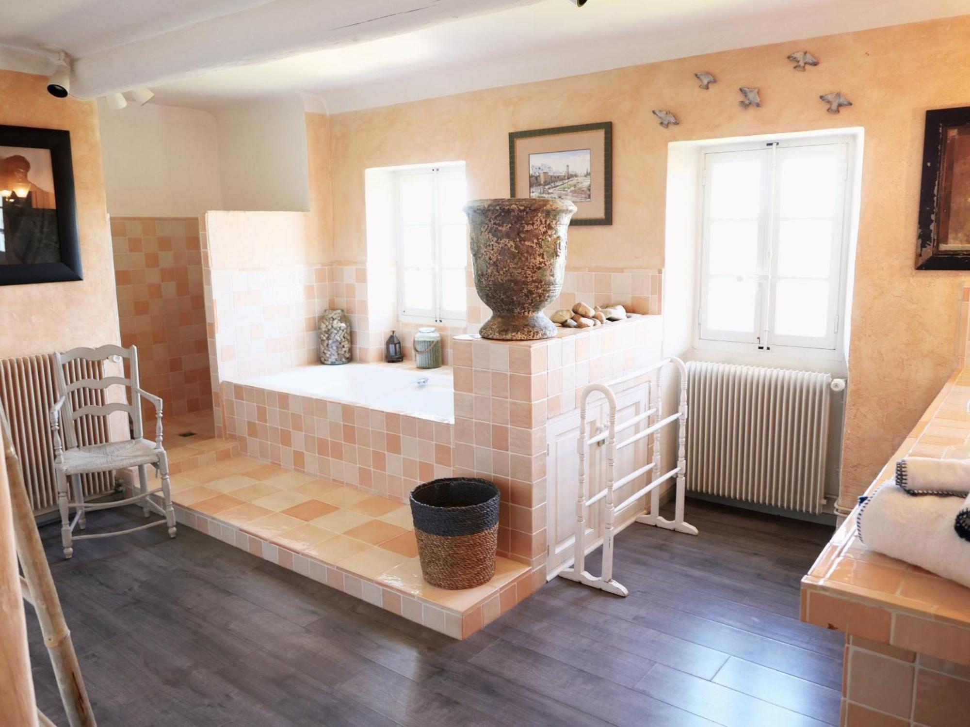 Superbe Mas Provençal 600m2 avec une Superbe Piscine Chauffée et très grand jardin 9000m2, situé au cœur du Luberon en campagne proche de L'Isle sur la Sorgue, 12 personnes, LS2-17 FIGNOULADO Clavaillan Exterior foto